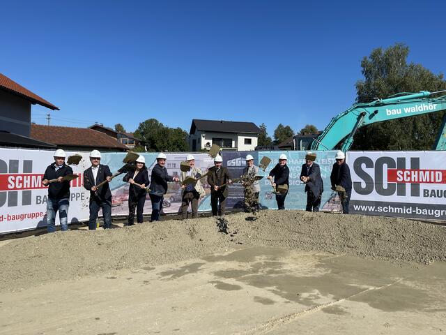 Der Spatenstich mit Bürgermeister Norbert Weber (4.v.l.), LR Manfred Haimbuchner (6.v.l.) und GSG-Chef Stefan Haubenwallner (4.v.r.). | Foto: GSG