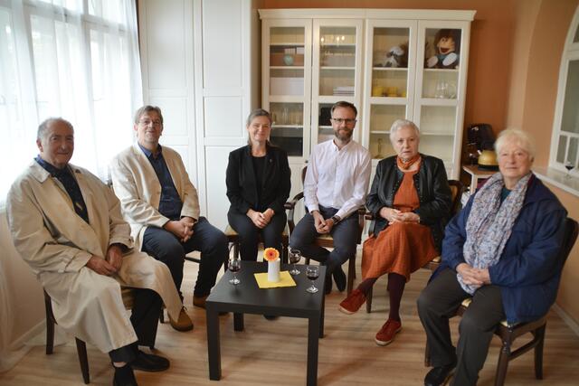 Alle fühlen sich im neugestalteten Seelsorgeraum wohl. | Foto: Pilz