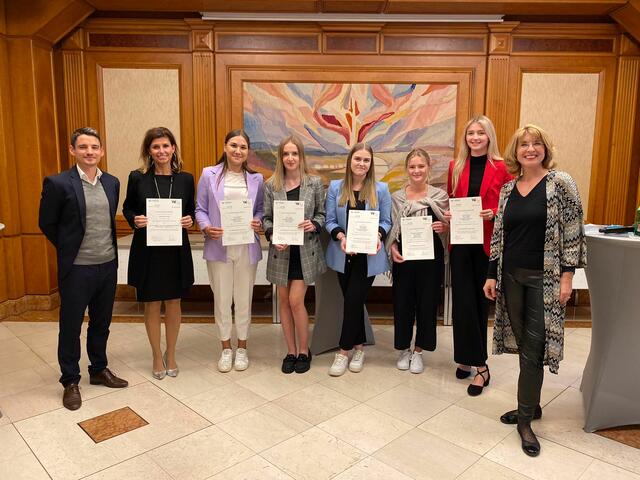 Mag. Maria Gruber (2. v. l.) mit Lena Lemberger, Leonie Hofer, Melanie Moser, Magdalena Gschossmann, Yvonne Kaswurm (v. l. nach rechts) mit Mag. Maximilian Estl (OeNB) links und Dr. Bettina Fuhrmann (WU) ganz rechts am Bild. | Foto: hakzell