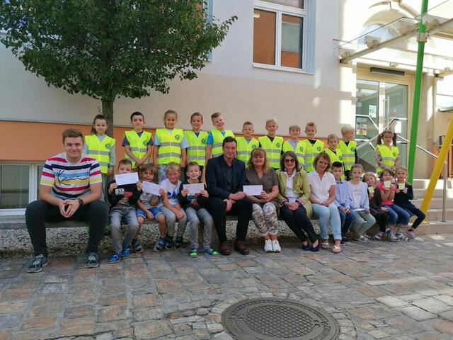 Bürgermeister Jochen Bocksruker freut sich wie die Volksschule Bärnbach über die Warnwesten. | Foto: Reinprecht