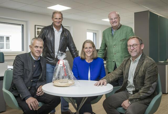 Die beiden Geschäftsführer der "Salzburg Wohnbau" zeigten der Politik die neuen Büroräume. | Foto: Neumayr