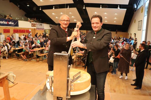 Nahmen den Käseanschnitt bei der 28. Internationalen Almkäseolympiade in Galtrü vor: Landwirtschaftsminister Norbert Totschnig (re.) und Landesrat Anton Mattle. | Foto: Othmar Kolp