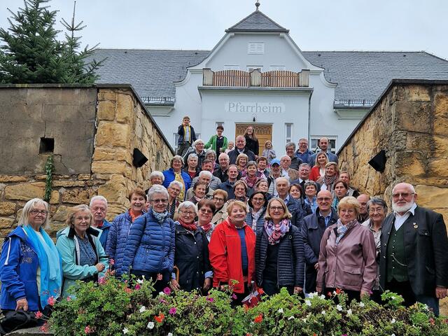 Suchbild - wo ist Pfarrer Franz Neumüller?