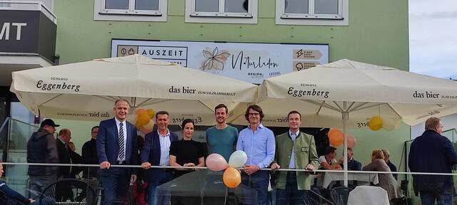 LAbg. Christian Mader, Bgm. Berthold Reiter, Betreiber Sandra Dworak &amp; Stefan Berger, Josef Nußdorfer und Walter Silber (v.l.). | Foto: Gemeinde Atzbach
