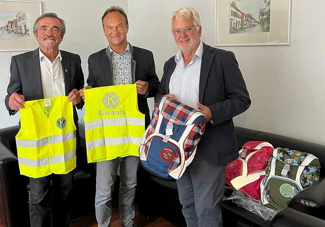 Leo Steinbichler, Bürgermeister Peter Harringer und Wolfgang Hochreiter (v.l.), Präsident des Kiwanis-Club Vöcklabruck, bei der Übergabe der Warnwesten und Schultaschen. | Foto: Kiwanis