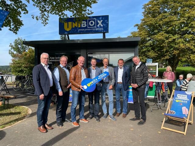 Wernsteins Bürgermeister Alois Stadler (3. v. l.) bei der Schlüsselübergabe. Mit dabei war auch Andreas Haider, Geschäftsführer der Unigruppe. | Foto: Unimarkt