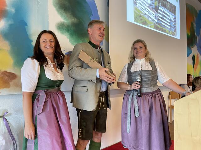 Eine nachträgliche Ehrung: Direktorin Margot Fraiß und ihre Stellvertreterin Daniela Wied mit Vorgänger Gerald Schober. | Foto: Markus Hackl