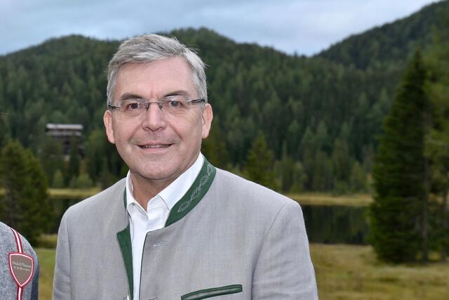 „In Zeiten der Unsicherheit wurde und wird weiter investiert. So schaffen die Bäuerinnen und Bauern die Möglichkeit, dass viele Urlauber echte Landwirtschaft erleben können und auch zu Hause davon erzählen“, sagt Landesrat Josef Schwaiger.  | Foto: Neumayr