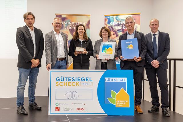 Vertreter und Vertreterinnen des BRG Wörgl mit Bernhard Biendl von der Bildungsdirektion (li.) und Bernhard Huter (BVAEB) (re.). | Foto: Die Fotgrafen