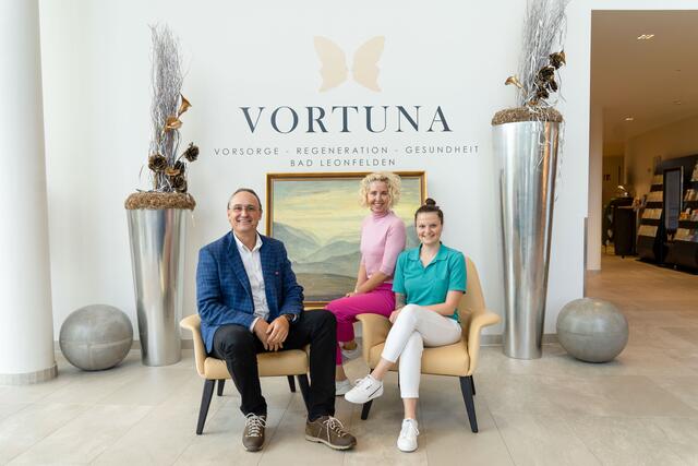 Geschäftsführer Andreas Eckerstorfer (Hochreiter Gesundheitsbetriebe) mit Akademieleiterin Sonja Pimminger (Vitalakademie) und Praktikantin Astrid Korkula (v. l.).
 | Foto: Hochreiter
