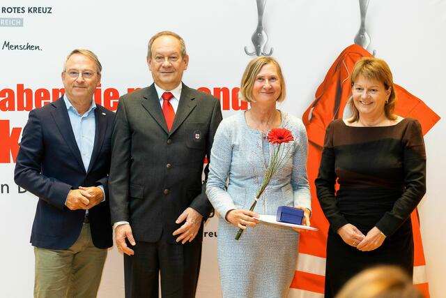 Von links: Landesgeschäftsleiter des OÖRK Erich Haneschläger, Erich O. Gattner, Direktorin der BS Linz 10 Hildegard Hunger und Vizebürgermeisterin Karin Hörzing. | Foto: Markus Schneeberger