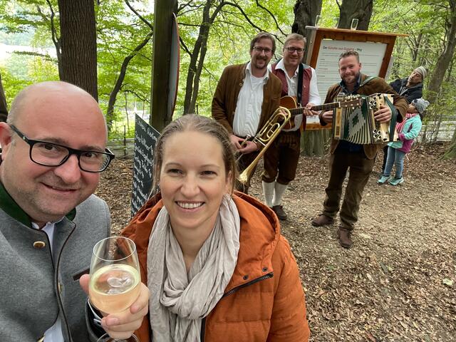 Prost! Ortsvorsteher Markus Fuchs, Kulturstadträtin Verena Pöschl | Foto: Fuchs