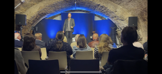 Schräg, skurril, originell und voll schwarzem Humor war das Programm von Johannes Potmesil.