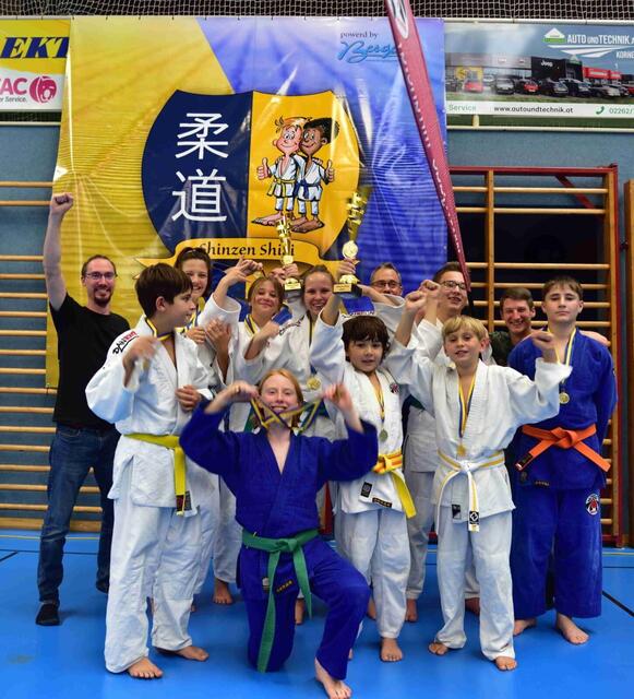 Viel Freude über die Medaillen und Pokale.