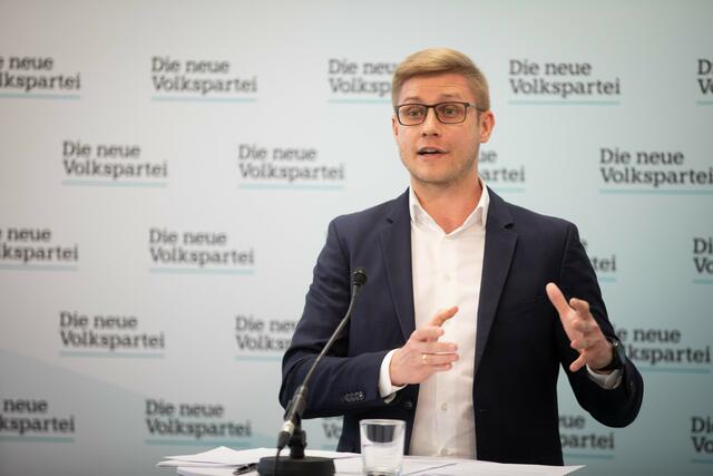 „Unter schwierigsten Voraussetzungen hat es die Volkspartei Tirol mit dem Spitzenkandidaten Anton Mattle geschafft, Platz eins zu sichern“, so ÖVP-Landesgeschäftsführer Patrik Fazekas. | Foto: ÖVP/Pargan