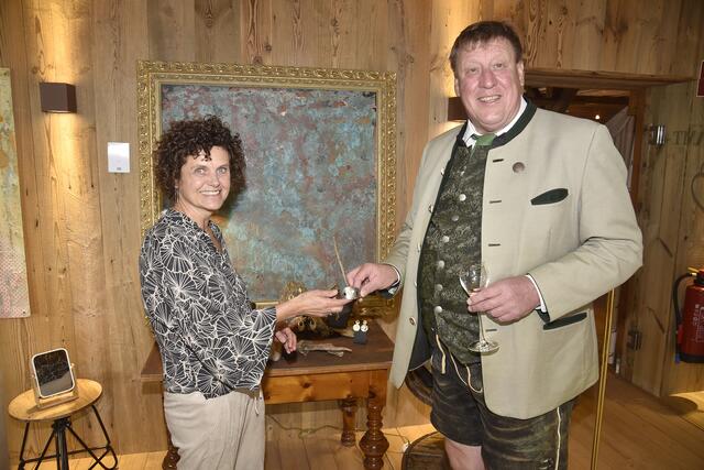 Goldschmiedin Andrea Kratzwald mit Gmünds Bürgermeister Josef Jury. | Foto: Roland Holitzky