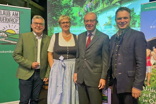 30-Jahr-Jubiläumsfeier Urlaub am Bauernhof in Flachau, im Bild: Landesrat Josef Schwaiger, Obfrau Augustine Lienbacher, Landeshauptmann Wilfried Haslauer und LWK-Präsident Rupert Quehenberger. | Foto: Land Salzburg/Wieser