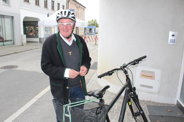 Pfarrer Konrad Hörmanseder fuhr auch mit dem Rad aus. | Foto: Zwicker