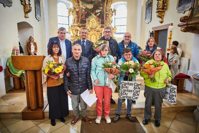 vorne v.l.: Werkstattleiterin Elisabeth Spatt, Günter Langthaler, Monika Gruber, Regina Bachler, Herta Mitteröcker; hinten v.l. Bgm. Johannes Höfinger, Martin Kargl, Wolfgang Auer, Karl Lackner, Johanna Kußberger. | Foto: Franz Gleiß
