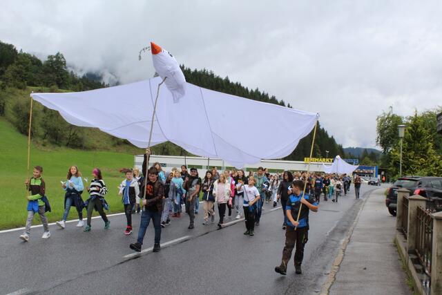Die Schülerinnen und Schüler der MS Weißenbach und der VS Sankt Gallen marschierten mit überdimensionalen Friedenstauben durch Sankt Gallen. | Foto: MS Weißenbach/Enns