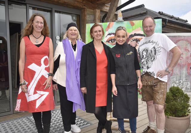(v.l.) Anna Schellberg, Bettina Nuschei, Patrizia Casagranda mit den Gamskogelwirtsleuten Nina Strafner und Peter Aschbacher. | Foto: Roland Holitzky