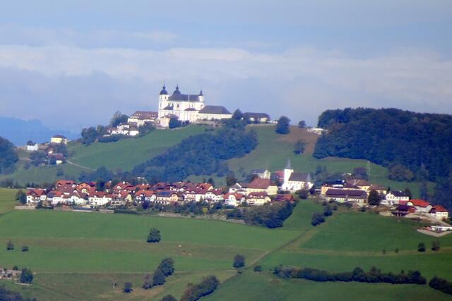 Schöne Aussicht beim Aufstieg: die Basilika Sonntagberg, davor Windhag