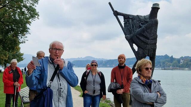 Franz Hauser informiert beim Flößerdenkmal | Foto: Gerald Egger