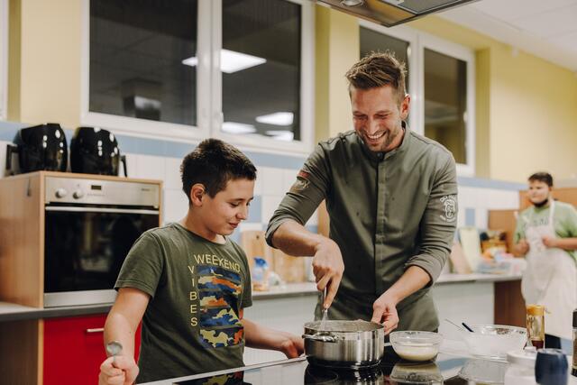 Haubenkoch Didi Maier, ehrenamtliches Testimonial von easykids bei einem Kochkurs für betroffene Kinder und Jugendliche . | Foto: Avos