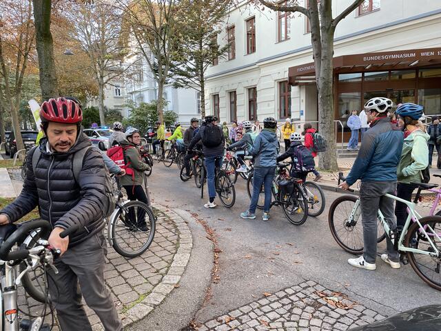 Vor dem Gymnasium Fichtnergasse. | Foto: Kautzky