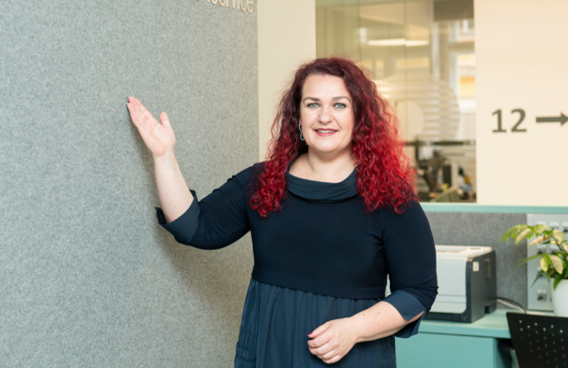 Es habe schon länger Gerüchte gegeben, dass an ihrem Ast gesägt werde, sagte Claudia Schönbacher. | Foto: Stadt Graz/Fischer