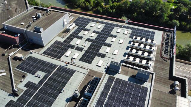 1.200 Photovoltaik-Paneele wurden am Dach des LCS montiert. Im Vollbetrieb soll die Anlage künftig 480.000 Kilowattstunden Strom erzeugen. | Foto: LCS