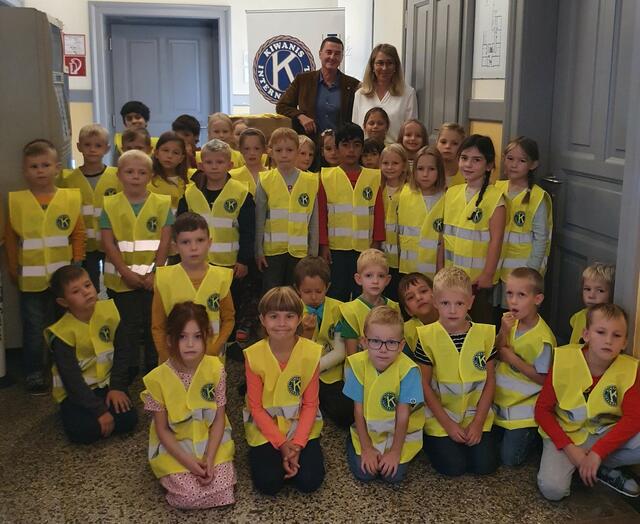 Übergabe der Warnwesten von Kiwanismitglied Franz Millneritsch an Schuldirektorin Rita Aichholzer in der Volksschule St.Valentin Hauptplatz. | Foto: Kiwanis Enns-Donauwinkel
