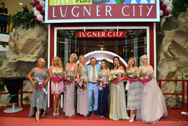 Richard Lugner präsentierte seine "Tierchen" mit Stolz auf dem Red Carpet seiner City.  | Foto: Lugner