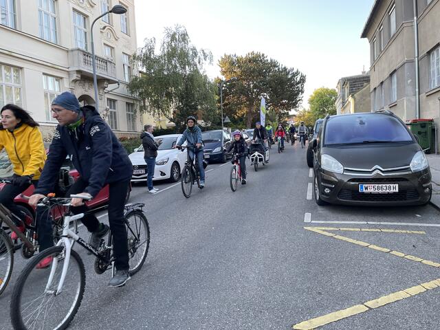 Vor der Volksschule Steinlechnergasse, 7.20 Uhr. | Foto: Kautzky