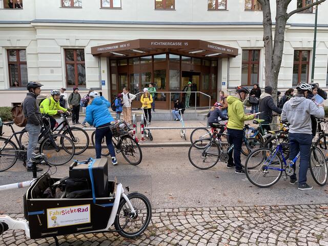 Um 7.40 Uhr vor dem Gymnasium Fichtnergasse. "Seid ihr von der Polizei in die Schule eskortiert worden?" wurden die mitfahrenden Kinder von ihren erstaunten Mitschülern gefragt. | Foto: Kautzky