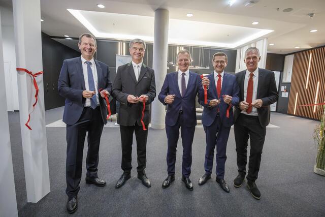 Technikvorstand Stefan Stallinger, Generaldirektor Werner Steinecker, Landeshauptmann Thomas Stelzer, Wirtschafts- und Energielandesrat Markus Achleitner und Finanzvorstand Andreas Kolar (v.l.). | Foto: Energie AG/Walkolbinger