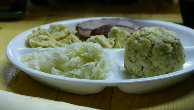 Schmeckte ausgezeichnet - Schweinsbraten mit Knödel und Krautsalat