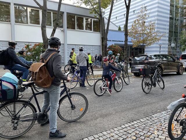 Vor dem Gymnasium Wenzgasse, kurz vor 8 Uhr Früh. | Foto: Kautzky