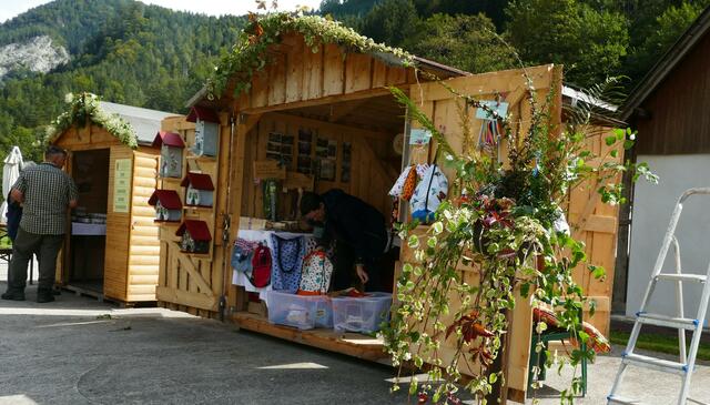 Von Renate Huterberger geschmückte Hütten am Regionalmarkt