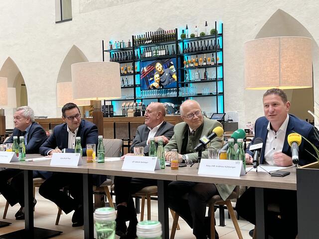 LH-Stv. Anton Lang, Centermanager Christian Trampus, LCS-Eigentümer Jean-Erich Treu, Landesrat Johann Seitinger und Abg.z.NR. Andreas Kühberger beim Pressegespräch im LCS  | Foto: LCS