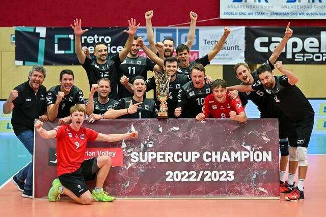 Waldviertel feiert den Supercup-Sieg in Amstetten und somit das historische Triple. | Foto: URW