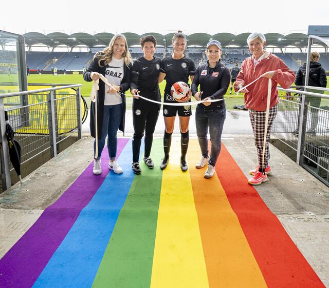 Über den Regenbogen in die Merkur Arena: Sturm-Vorständin Susanne Gorny, Co-Trainerin Emily Cancienne, Stürmerin Sophia Bertolo, Schifahrerein Nici Schmidhofer und Messe-Vorständin Barbara Muhr  | Foto: Martin Wiesner/MCG