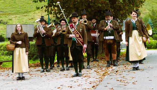 Musikkapelle Schwarzau im Gebirge mit Dirigent Michael Schweiger