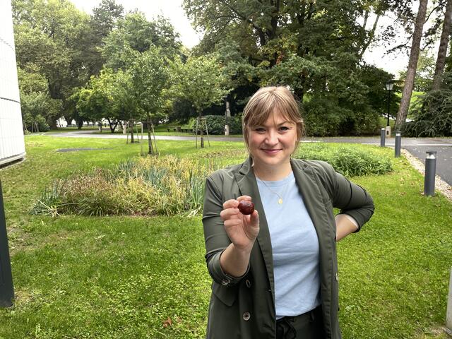 Anna Schiester folgt Martina Berthold nach - im Bild mit der Kastanie, die sie von Berthold zur Übergabe bekommen hat | Foto: Lisa Gold