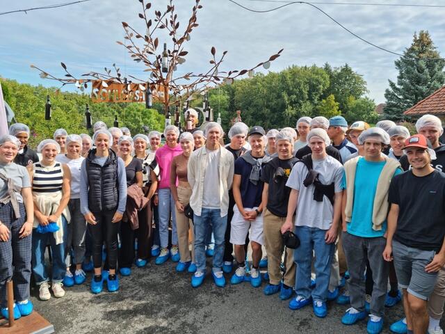 Mit weißer Haube und einer ordentlichen Portion Vorfreude besichtigten die Schülerinnen und Schüler der Ski-Akademie Betriebe in Riegersburg. | Foto: Ski-Akademie