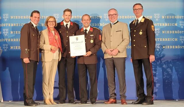 Bürgermeister Josef Kerbl, Landeshauptfrau Johanna Mikl-Leitner, Kommandant-Stellvertreter Peter Schaffer, Kommandant Markus Schild, Landeshauptfrau-Stellvertreter Stephan Pernkopf und Landesfeuerwehrkommandant-Stellvertreter Martin Boyer. | Foto: Gemeinde Fallbach