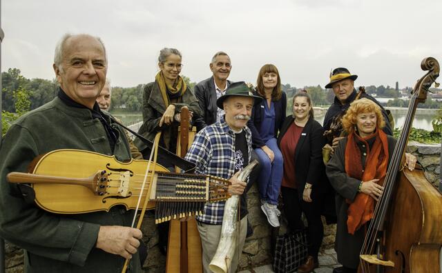 Helmut Wittmann (vorne Mitte) im Kreise seiner Musikerinnen und Musikern und den Veranstaltern rund um Bürgermeister Günter Streicher (6. von rechts), Donau-Regionalmanagerin Bettina Berndorfer (4. von rechts) und der Büroleiterin des Tourismusvereins Schärding Sara Schneider (3. von rechts). | Foto: Karl Grabmann