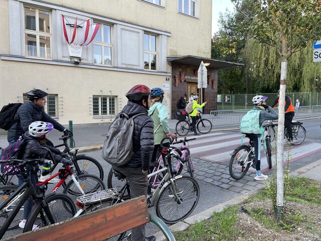 Vor der NMS Veitingergasse, 8.30 Uhr. | Foto: Kautzky