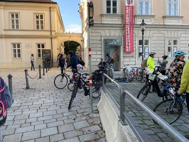 Endstation war vor der Volksschule Am Platz kurz vor 8 Uhr - Schulbeginn. | Foto: Kautzky