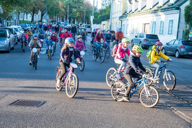 Dutzende Kinder radelten zusammen mit der Polizei gemeinsam in die Volksschule Grinzinger Straße. | Foto: Radeln in Döbling